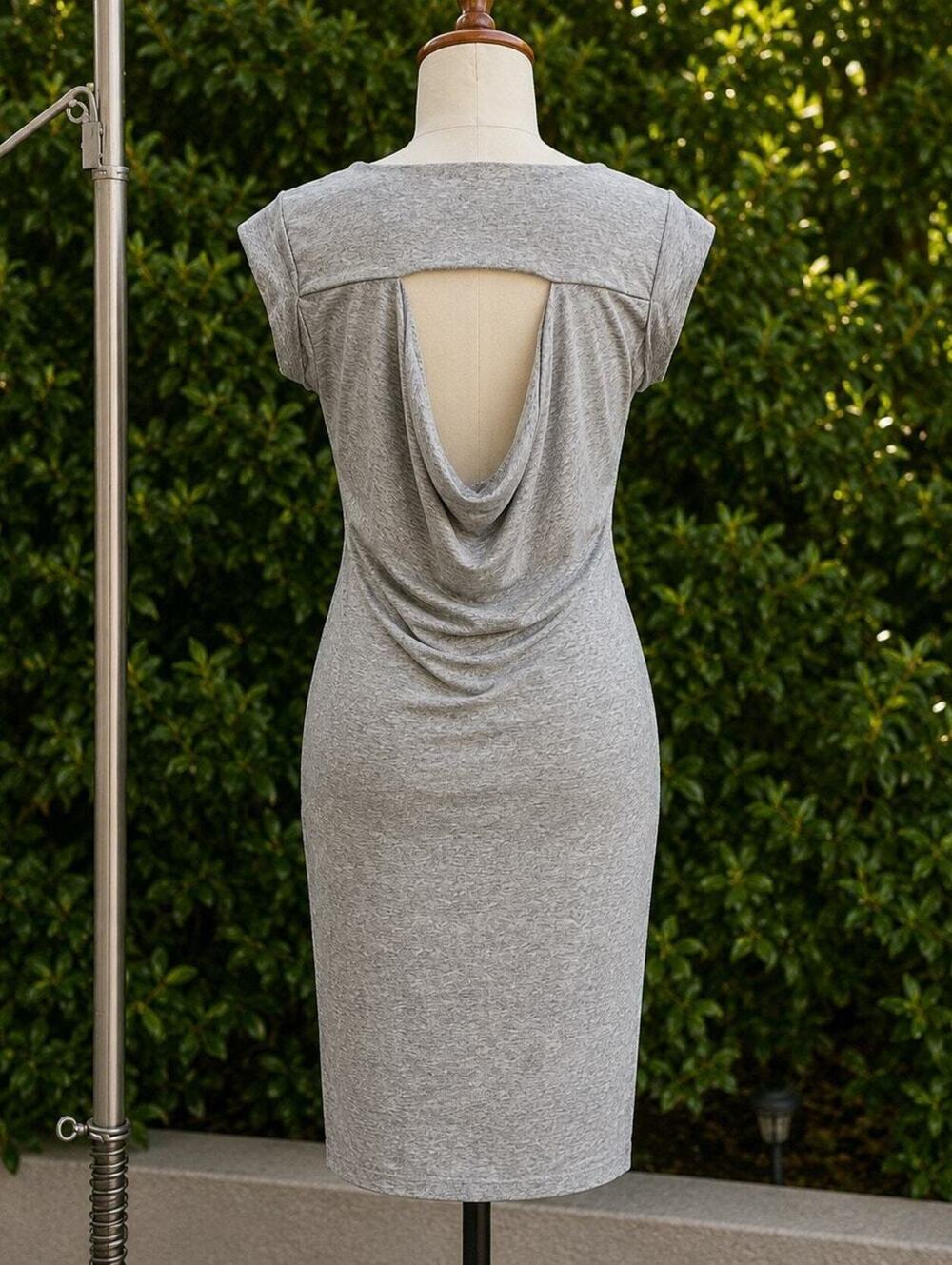Athleta Gray Open Back Ruched Linen Blend Sheath Dress Women’s Medium Athletic
